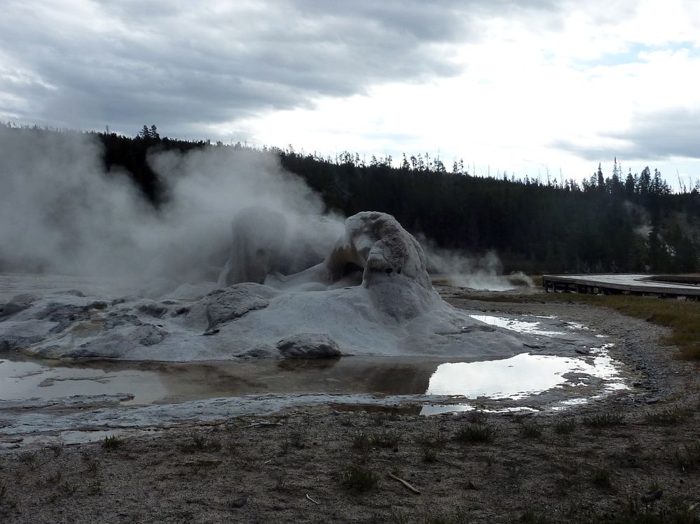 Yellowstone Old faithfull Grotto Geyser (5).JPG